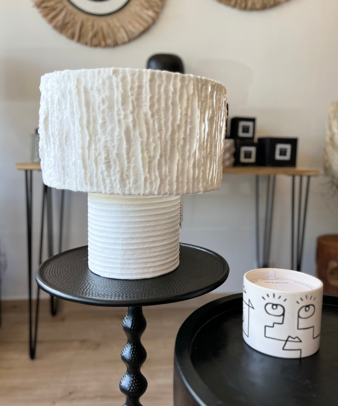 Lampe blanche en papier mâché