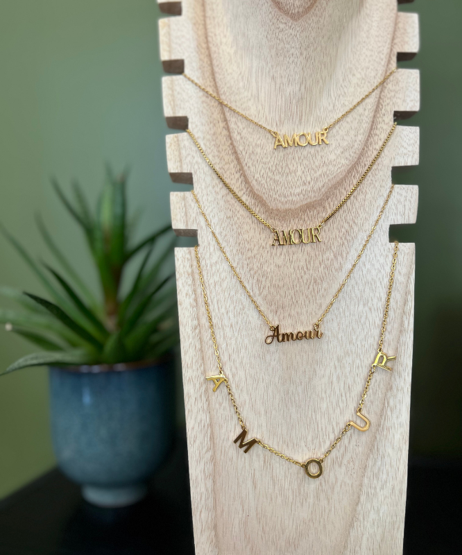 Collier « Amour » doré 1